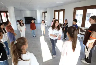 Menderes’te çocuklara tiyatro sevgisi aşılanıyor