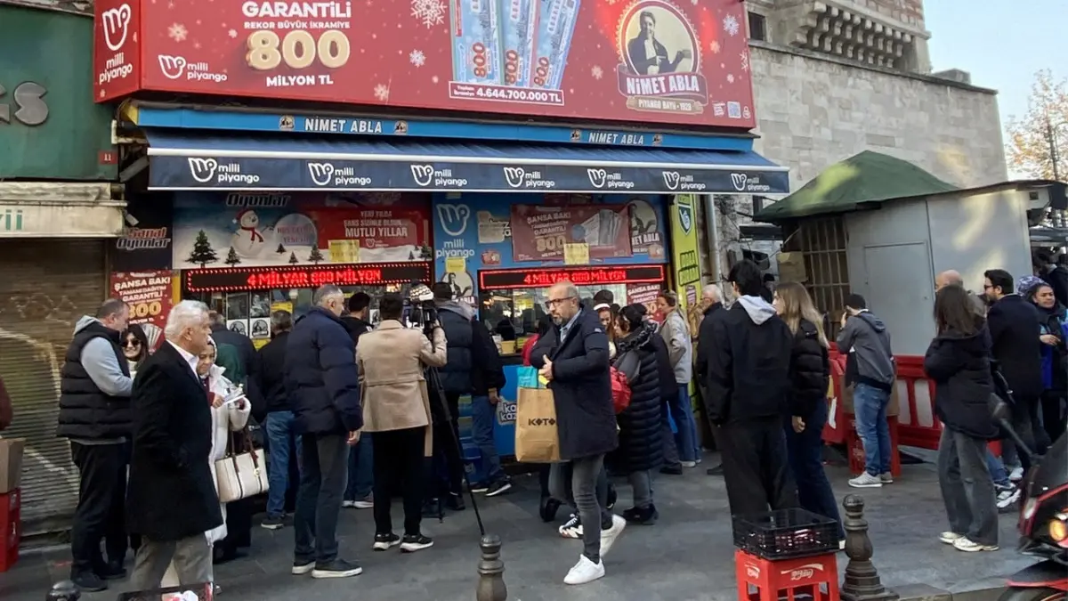 Milli Piyango yılbaşı çekilişinde büyük ikramiye 800 milyon TL: Nimet Abla gişesi önünde yoğunluk haberinin görseli