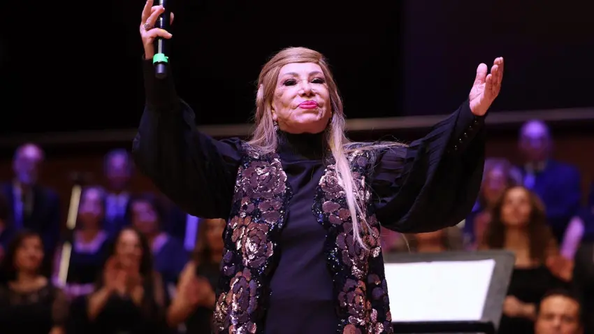 Bedia Akartürk, İzmirlilere unutulmaz gece yaşattı