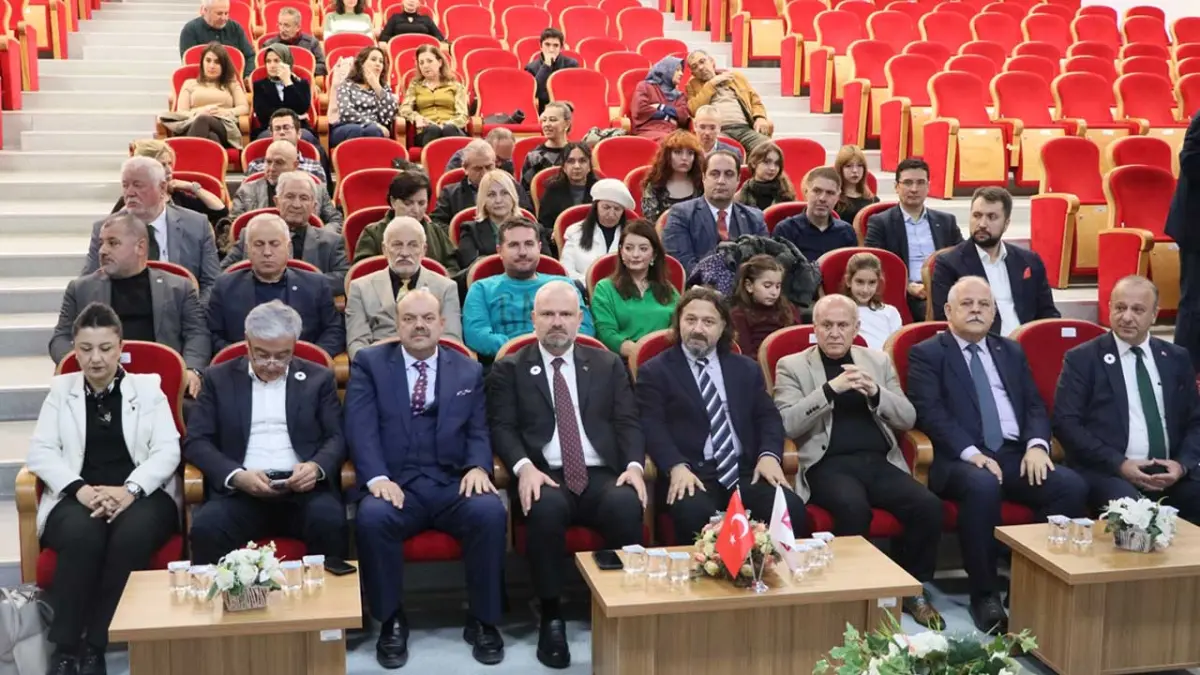 Bilge Kral Aliya İzzetbegoviç İzmir’de düzenlenen panelle anıldı haberinin görseli