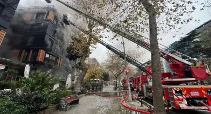 Kadıköy'de beş katlı binada yangın çıktı: Bağdat Caddesi trafiğe kapatıldı