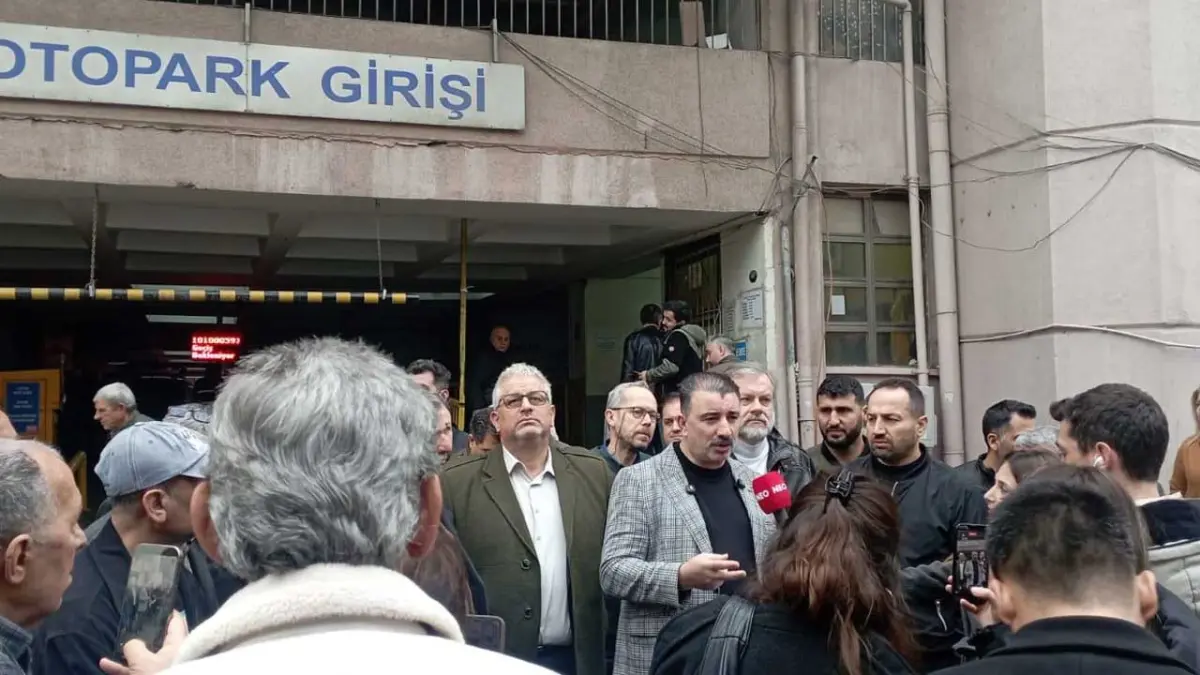 AK Partili Başdaş’tan otopark tepkisi:Biz geldik, pankart gitti!  haberinin görseli