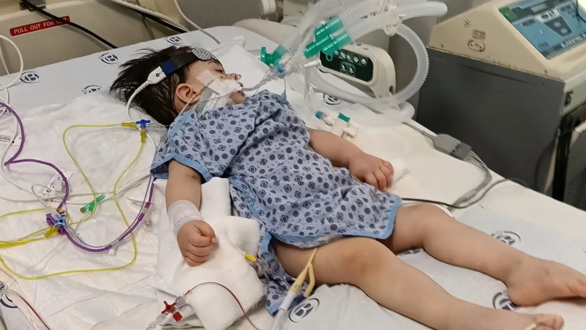 Biyonik kulak ameliyatı sırasında kalbi duran 2 yaşındaki çocuk yoğun bakıma kaldırıldı haberinin görseli