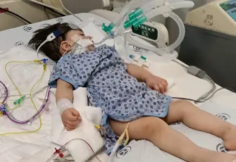 Biyonik kulak ameliyatı sırasında kalbi duran 2 yaşındaki çocuk yoğun bakıma kaldırıldı