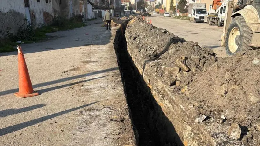 Boru döşemesi yapılan kanalda toprak kayması; 3 yaralı haberinin görseli