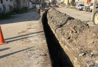 Boru döşemesi yapılan kanalda toprak kayması; 3 yaralı