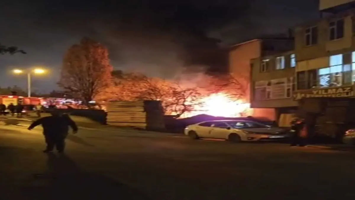 Boya dükkanı alevlere teslim: 4 araç metal yığınına döndü!