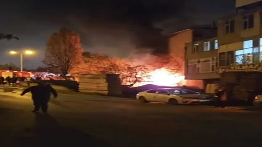 Boya dükkanı alevlere teslim: 4 araç metal yığınına döndü! haberinin görseli