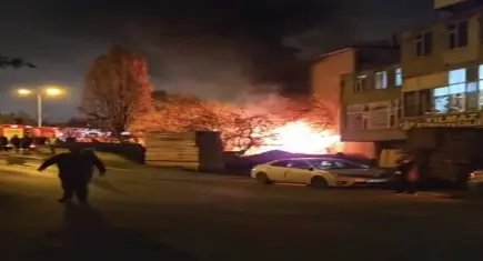 Boya dükkanı alevlere teslim: 4 araç metal yığınına döndü!