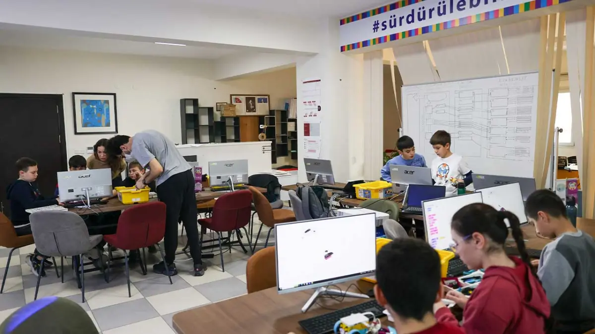 Buca’da çocuklar ve gençler kodlama ile geleceğe hazırlanıyor haberinin görseli