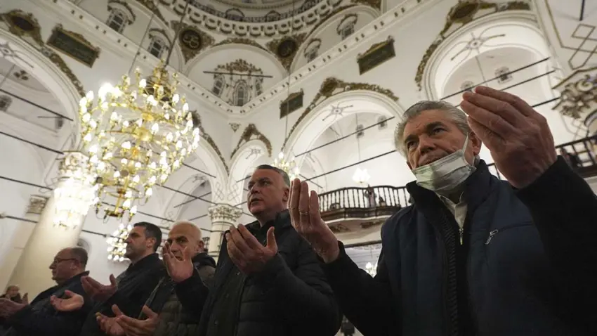 İzmir'de Regaip Kandili dualarla idrak edildi