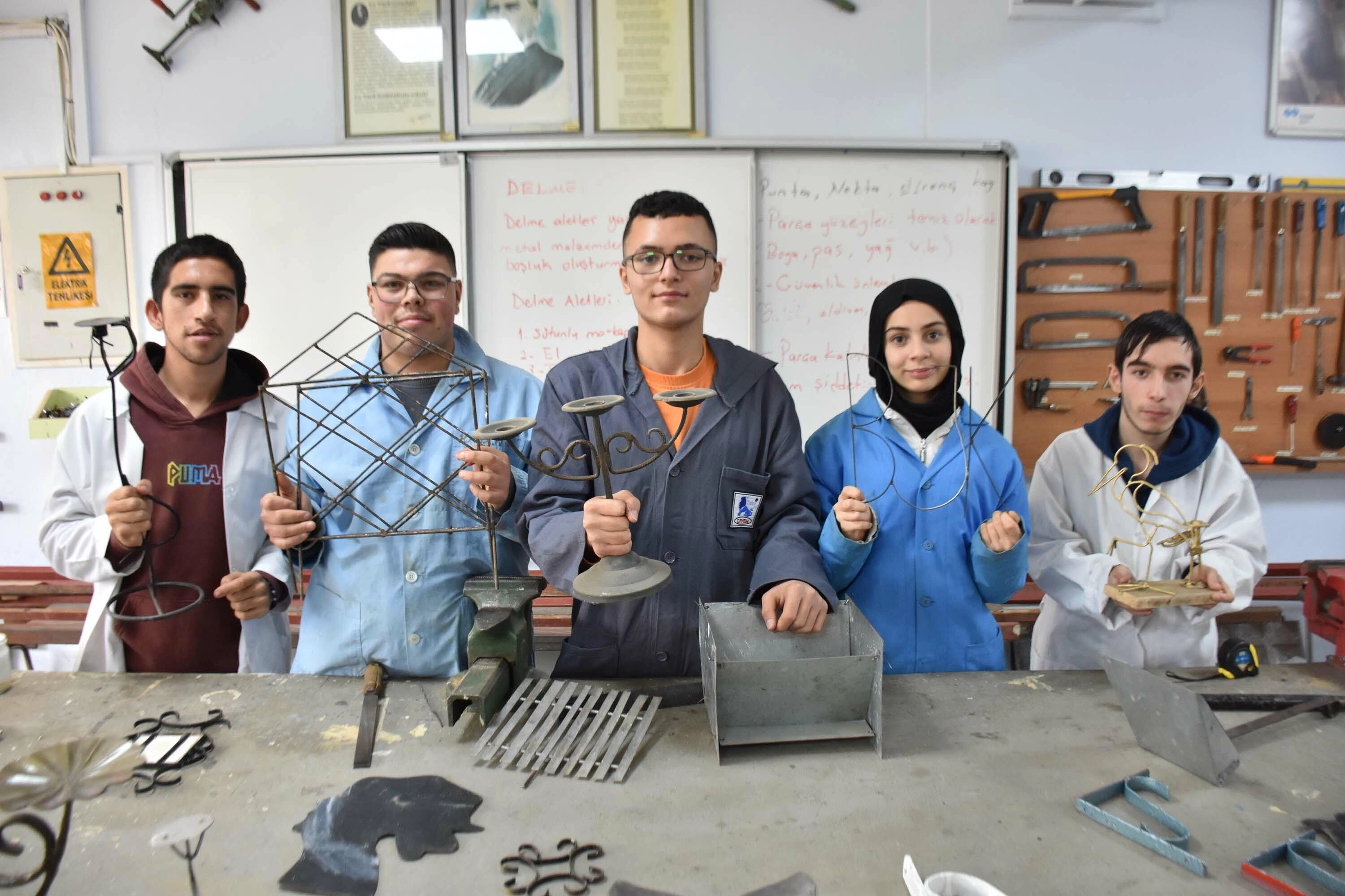 Metal, özel öğrencilerin ellerinde şekilleniyor başlıklı video haberin görseli