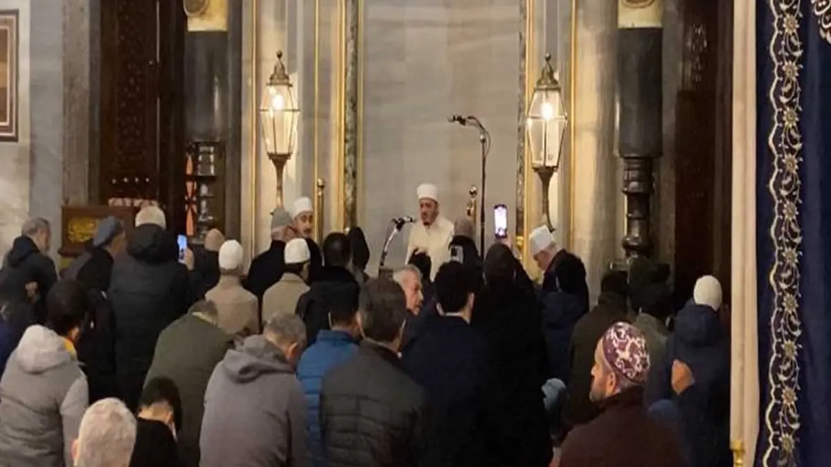 Sultanahmet Camii'nde Regaip Kandili dualarla idrak edildi haberinin görseli