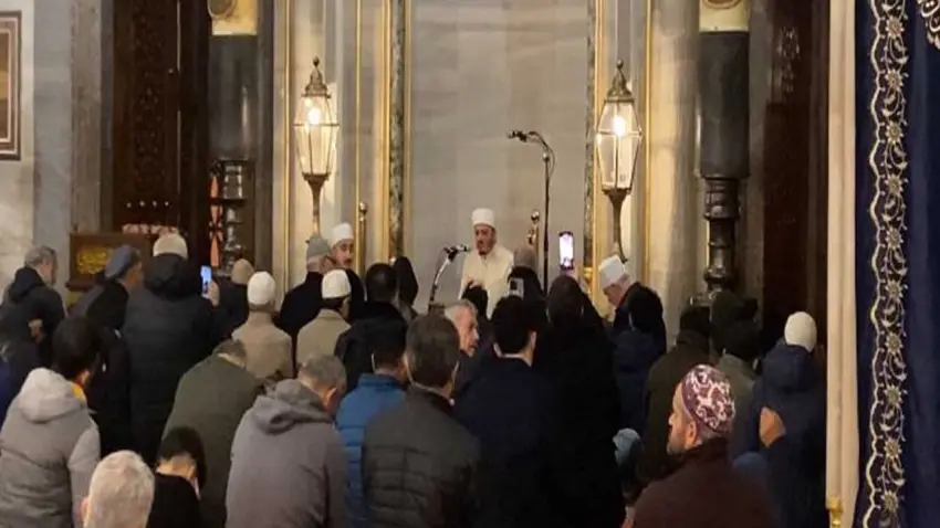 Sultanahmet Camii'nde Regaip Kandili dualarla idrak edildi haberinin görseli