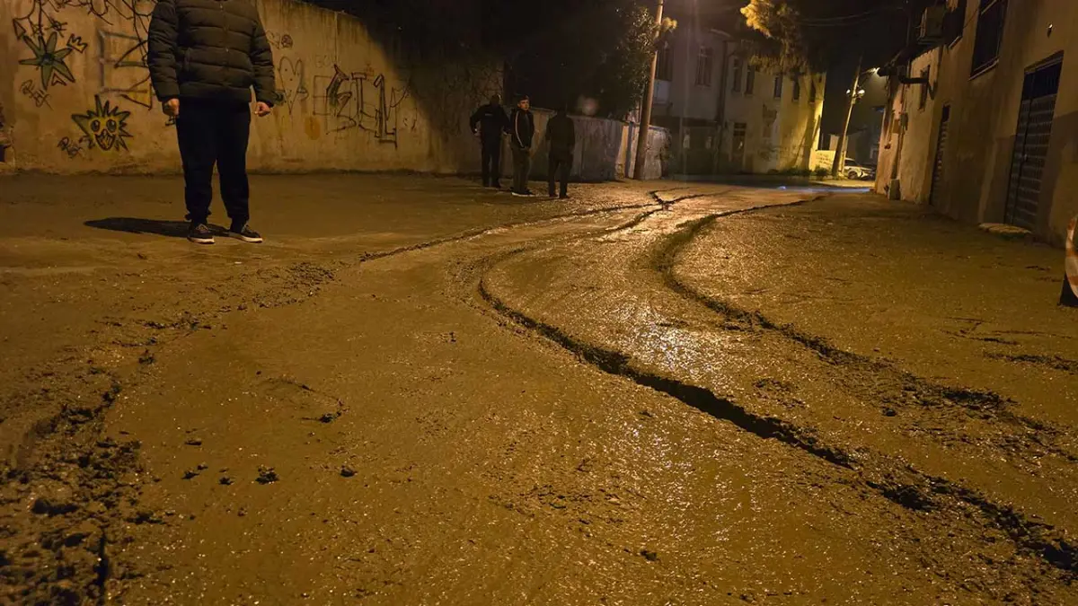 Tire’de akılalmaz olay: Yeni dökülen betona "Sabotaj" girişimi! haberinin görseli