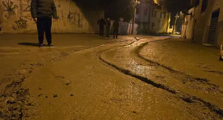 Tire’de akılalmaz olay: Yeni dökülen betona "Sabotaj" girişimi!