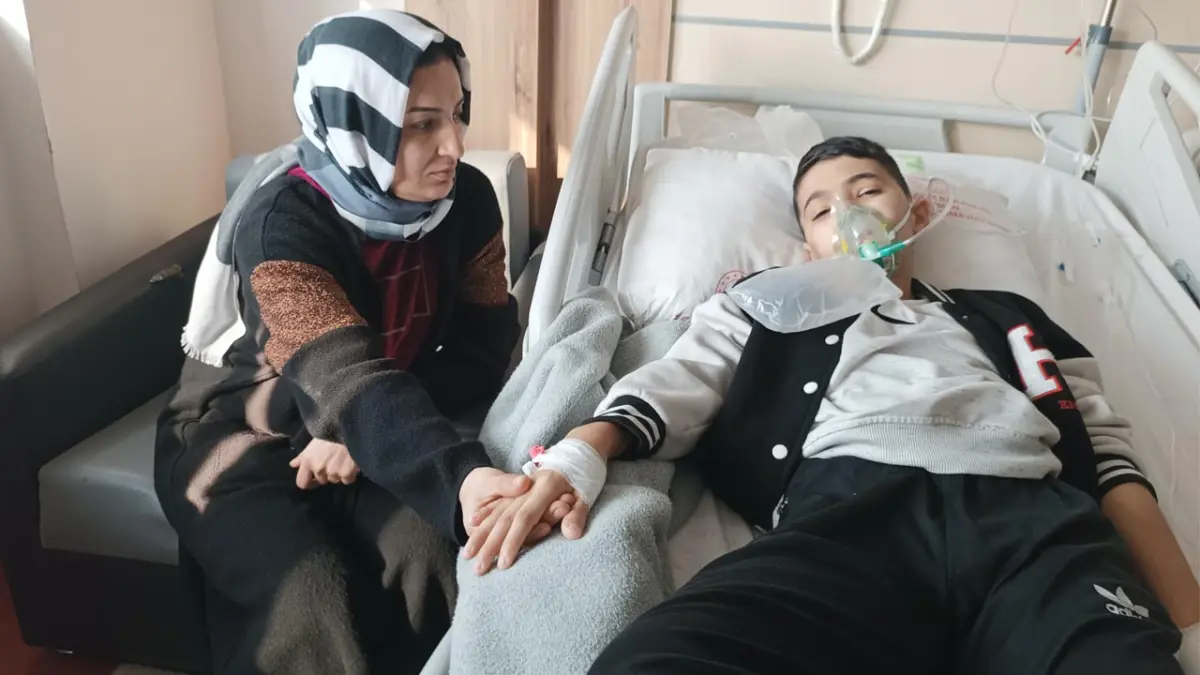 13 yaşındaki Muhammed, 52 gündür aralıksız öksürüyor haberinin görseli