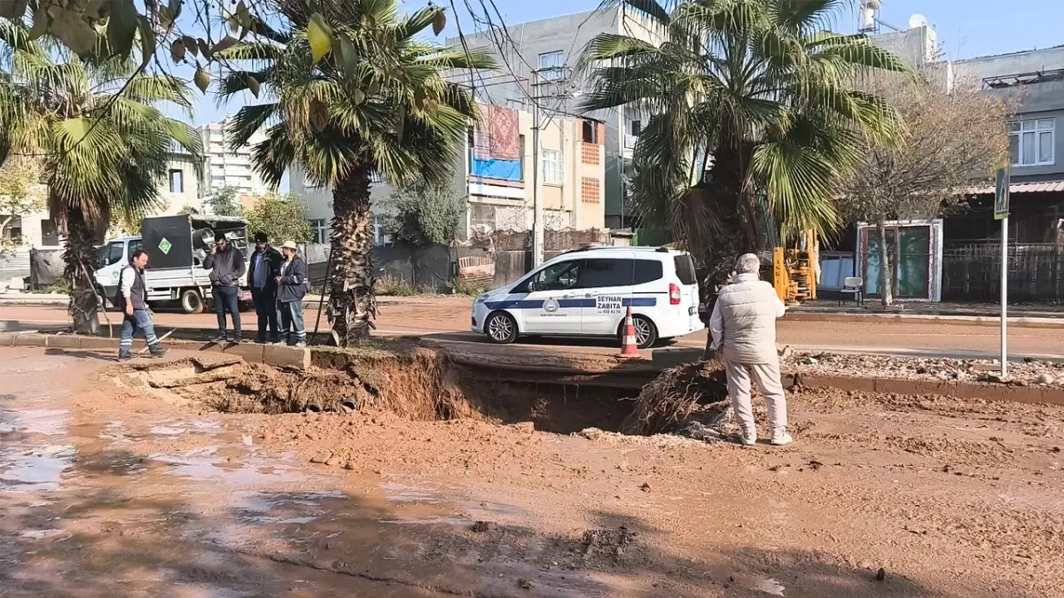 Adana’da patlayan su borusu nedeniyle yol çöktü haberinin görseli