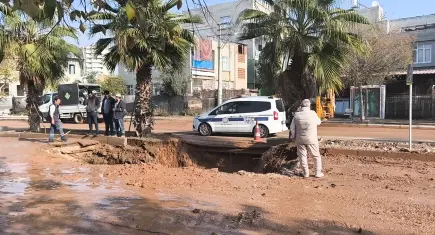 Adana’da patlayan su borusu nedeniyle yol çöktü