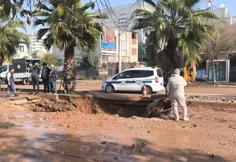 Adana’da patlayan su borusu nedeniyle yol çöktü