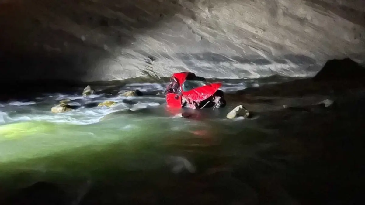 Hafif ticari araç Zap suyuna uçtu: Kayıplar aranıyor haberinin görseli