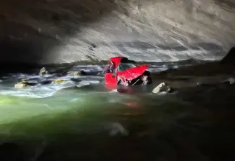 Hafif ticari araç Zap suyuna uçtu: Kayıplar aranıyor