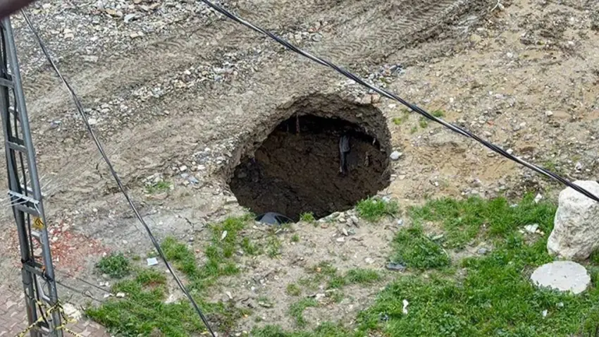 İstanbul’ da park halindeki otomobil göçüğe düştü