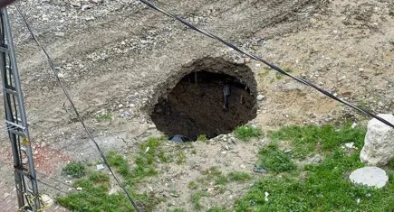 İstanbul’ da park halindeki otomobil göçüğe düştü