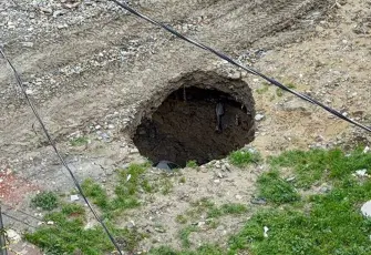 İstanbul’ da park halindeki otomobil göçüğe düştü
