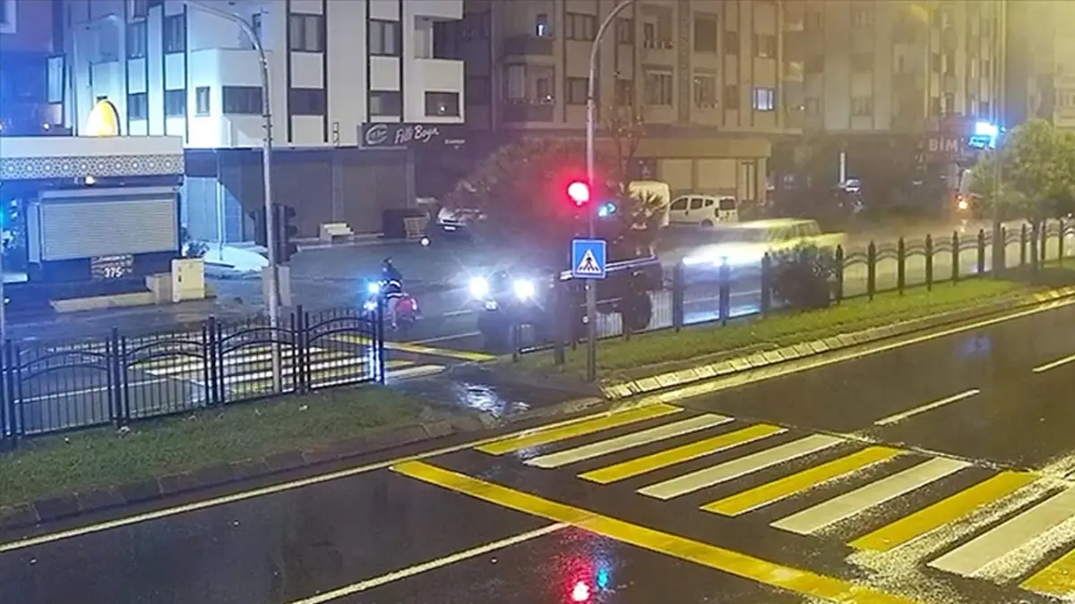 Kırmızı ışıkta bekleyen motosikletliye otomobil çarptı: 1 kişi öldü haberinin görseli