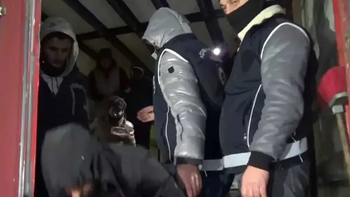Mühürlü TIR’ın dorsesinden 23 kaçak göçmen çıktı! haberinin görseli