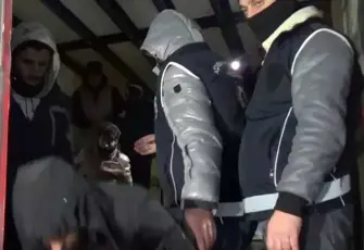 Mühürlü TIR’ın dorsesinden 23 kaçak göçmen çıktı!