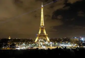 Paris’te üç metro istasyonunda saldırı