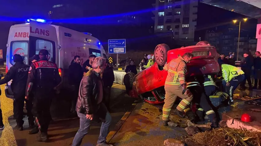 Polisten kaçan otomobilin sürücüsü, refüje çarptı haberinin görseli