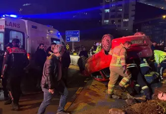 Polisten kaçan otomobilin sürücüsü, refüje çarptı