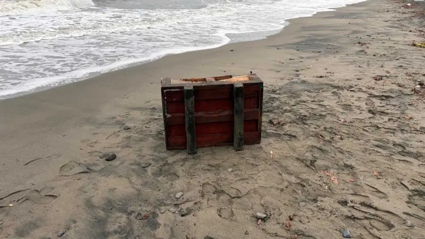 Sahile üzerinde Rusça yazılar olan sandık vurdu haberinin görseli