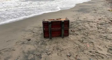 Sahile üzerinde Rusça yazılar olan sandık vurdu