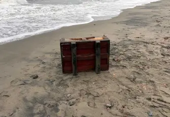 Sahile üzerinde Rusça yazılar olan sandık vurdu