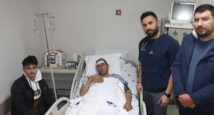 Suriyeli baba ve oğluna Türkiye’de tedavi