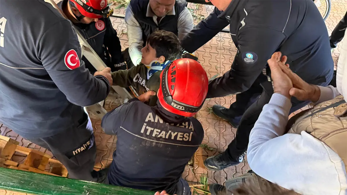  Antalya'da 6 yaşındaki çocuk sitenin bahçesinde oynarken foseptik çukuruna düştü haberinin görseli