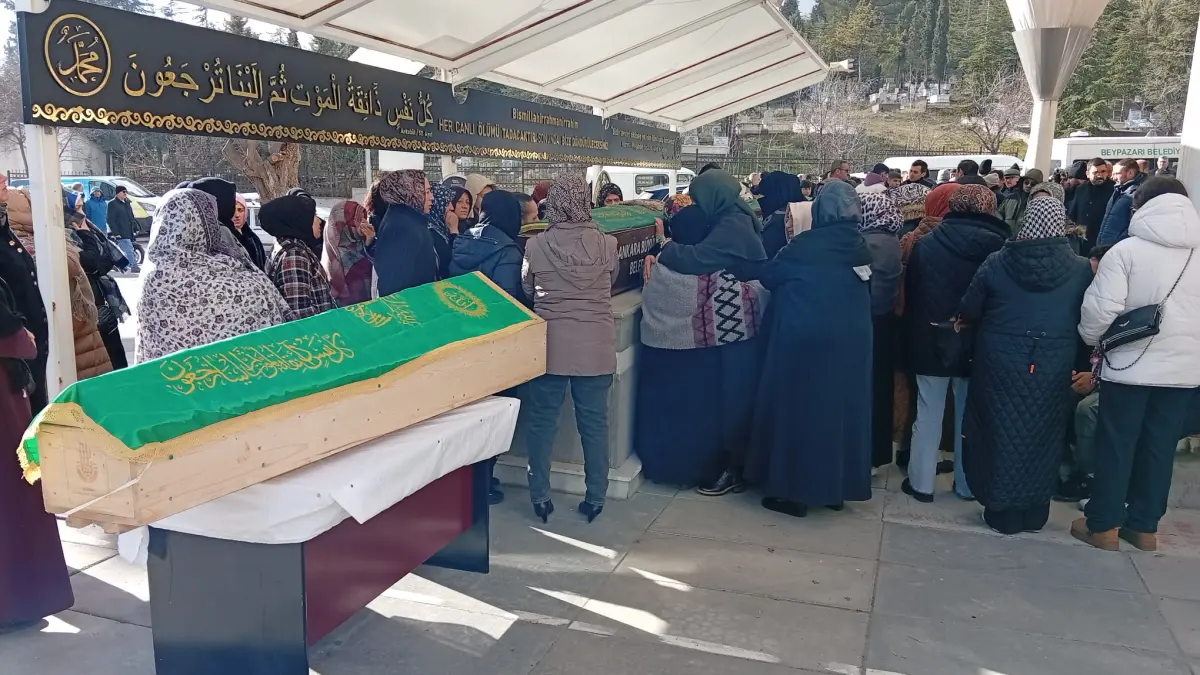 Beypazarı’ndaki kazada ölen üç kişilik aile toprağa verildi haberinin görseli