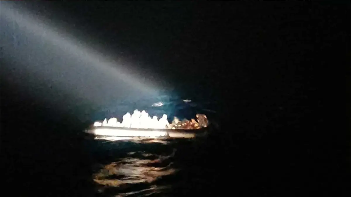  Ege Denizi'nde can pazarı: Sürüklenen bottaki 38 göçmen kurtarıldı haberinin görseli