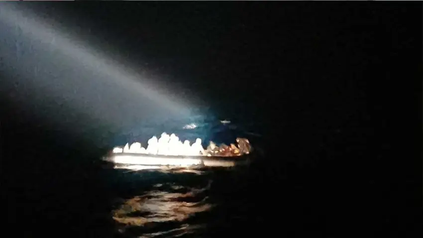  Ege Denizi'nde can pazarı: Sürüklenen bottaki 38 göçmen kurtarıldı