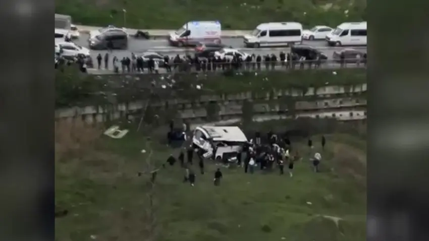 Esenyurt’ta can pazarı: Yolcu otobüsü şarampole yuvarlandı! Ölü ve yaralılar var  haberinin görseli