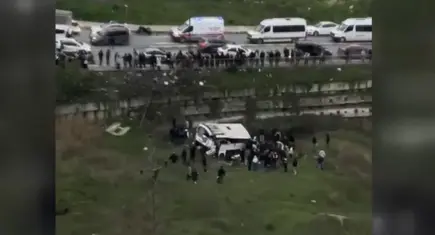 Esenyurt’ta can pazarı: Yolcu otobüsü şarampole yuvarlandı! Ölü ve yaralılar var 
