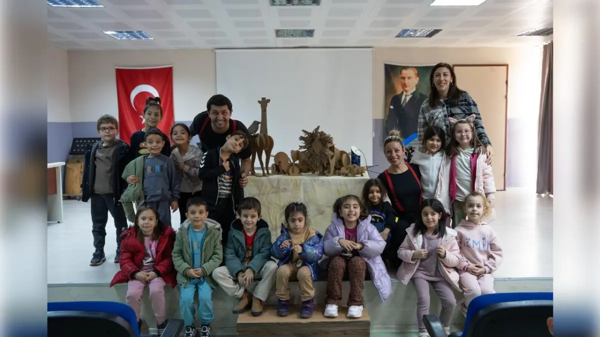 Kendini Arayan Zürafa Buca’da çocuklarla sahne aldı haberinin görseli