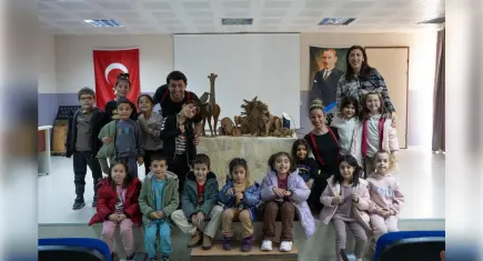 Kendini Arayan Zürafa Buca’da çocuklarla sahne aldı