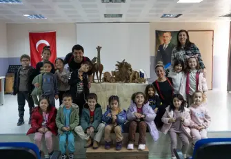 Kendini Arayan Zürafa Buca’da çocuklarla sahne aldı