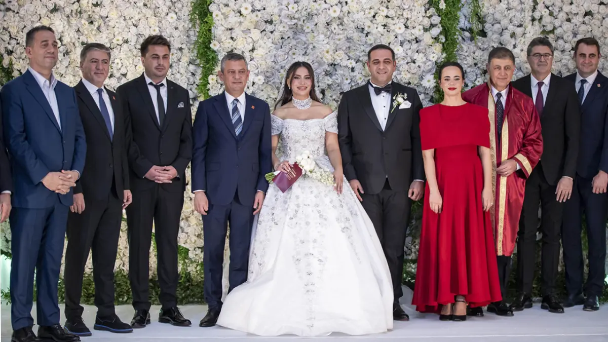 Narlıdere Belediye Başkanı Erman uzun dünya evine girdi: Nikah şahidi Özgür Özel oldu haberinin görseli