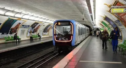 Paris metrosunda bıçaklı saldırı: Biri hamile 3 kadın yaralandı